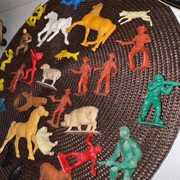 Vintage Plastic Toy Figures Lot – Cowboys, Indians, Horses, Soldiers & Animals - Picture 1 of 8